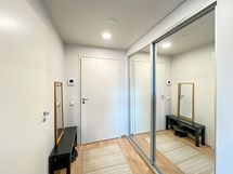 Eteisessä on mukavasti peililiukuovikaapistoa.