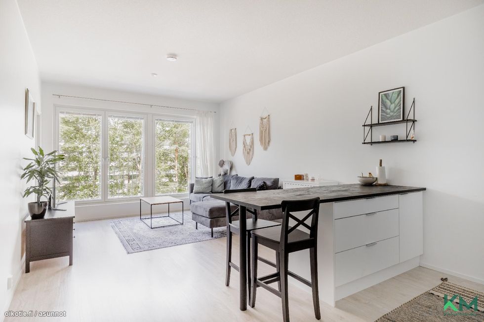 Avara olohuone mahdollistaa monenlaiset sisustusratkaisut