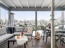 Lasiterassille mahtuu sekä viihtyisä oleskeluryhmä että iso ruokailupöytä