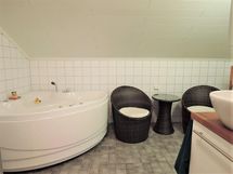 kylpyhuone/wc yläkerrassa