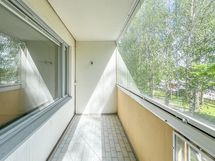 Parveke on tilava ja näkymät ovat kaakkoon