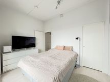 Isompi makuuhuone on varsin tilava