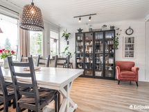 Ruokailutilassa on mukavasti tilaa / Matstället har gott om plats