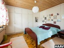 Olohuoneen viereinen makuuhuone