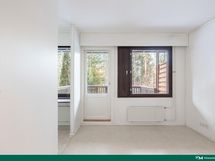 Alakerrassa on makuuhuone, mistä käynti takapihalle