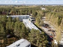 Ilmakuvaa Pyykösjärveltä päin keskustaan päin. Oikealla sijaitsee Alakyläntie.