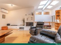 Tilassa ilmalämpöpumppu ja takka