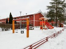 yhtiön suojainen, hyvin varusteltu leikkipiha