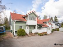 Talon julkisivu sisäänkäynnin suunnasta.