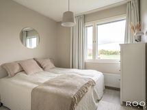 Suuremmassa makuuhuoneessa on tilaa isollekin parivuoteelle.