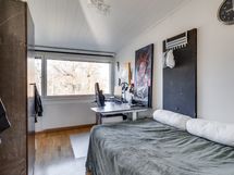 Makuuhuone 1, ikkunat kosken puolelle