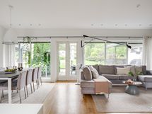 Suuret ikkunat ja pariovet terassille