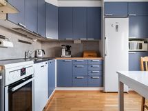 Keittiöön mahtuu ruokapöytä