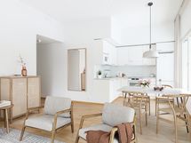 Visualisointikuva huoneiston C 93 keittiö-olohuoneesta.