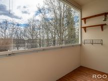 Lasitetulta parvekkeelta on näkymät taloyhtiön etupihalle.