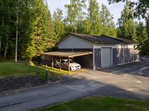 talousrakennuksen yhteydessä toinen autokatos