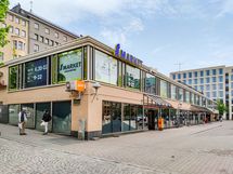 Lähikauppa S Market Kasarmintorilla talon vieressä