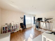 Olohuone on tilava ja sen yhteydessä on lasitettu parveke kaakkoon.