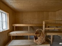 Tilava, ikkunallinen sauna puukiukaalla.