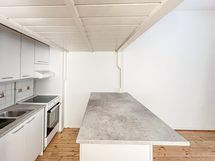 Keittiö on kaunis ja siellä on hyvin kaappi- ja laskutilaa. Keittiösaareke on kiva lisä.