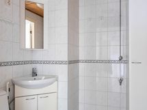 erillisessä wc:ssä paikka pyykin pesukoneelle