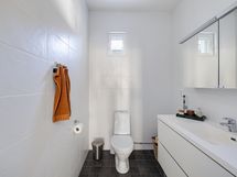 Eteiskäytävän päässä oleva wc / Wc:n som finns i ändan av hallen