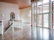 Aula asuinkerros olohuoneen suuntaan