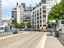 Raitiovaunupysäkki Telakanpuistikko on 5 min asunnolta.
