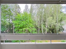 Parvekkeelta kaunis näkymä luontoon päin.