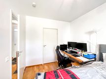 Makuuhuoneen perältä kulku vaatehuoneeseen.