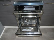 Keittiössä uuni-astianpesukone -yhdistelmälaite.