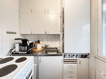 Keittokomerosta löytyy sähköliesi ja jääkaappi.