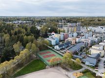 Tenniskentät löytyvät aivan takapihalta