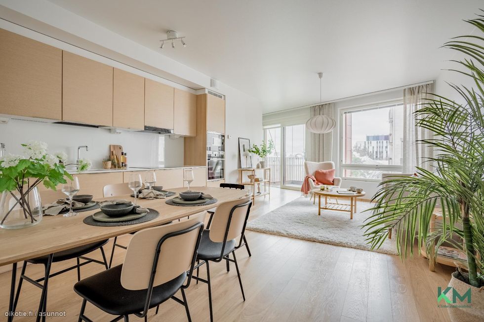Kuvasta poiketen myytävässä huoneistossa valkoinen keittiö yhdistettynä tummiin tasoihin