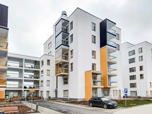 Pihakannen alla on autohalli, jonne on kulku suoraan hissillä. Autohallipaikka 80 €/kk.