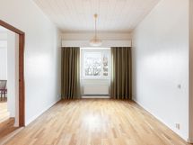 Olohuoneesta ikkunaan päin