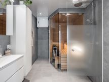 Ylellistä tunnelmaa tuo upea kylpyhuone omalla saunalla.