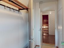 Apukeittiöstä kulku pesutiloihin