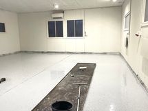 Iltakuva autotallista, lattia saanut juuri uuden pinnan.