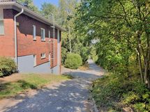 Kesäinen kuva Rillitien talosta