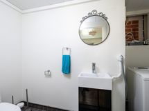 Erillinen wc 2, joka sijaitsee siivessä. Tilaa myös pyykkihuollolle.