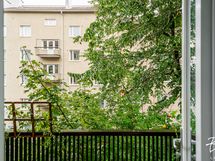 Olohuoneesta käynti ihastuttavalle parvekkeelle