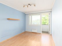 Isommasta makuuhuoneesta kulku parvekkeelle