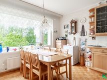 Keittiön jatkona ruokailutila myös isolle ruokapöydälle