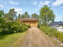 Talon yhteydessä autotalli.