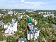 Soukan metroasema ja kauppakeskus kävelymatkan päässä.