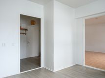 Keittiöstä on kulku eteiseen sekä makuuhuoneeseen.