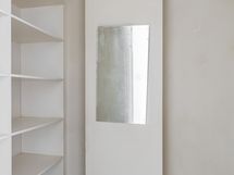 vaatehuone heti sisääntulon yhteydessä