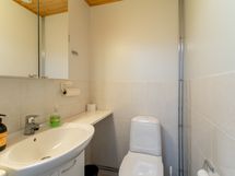 Kaksio, jossa on erillinen wc ja 2 wc-istuinta.