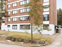 Sisäänkäynti rakennuksen päädystä